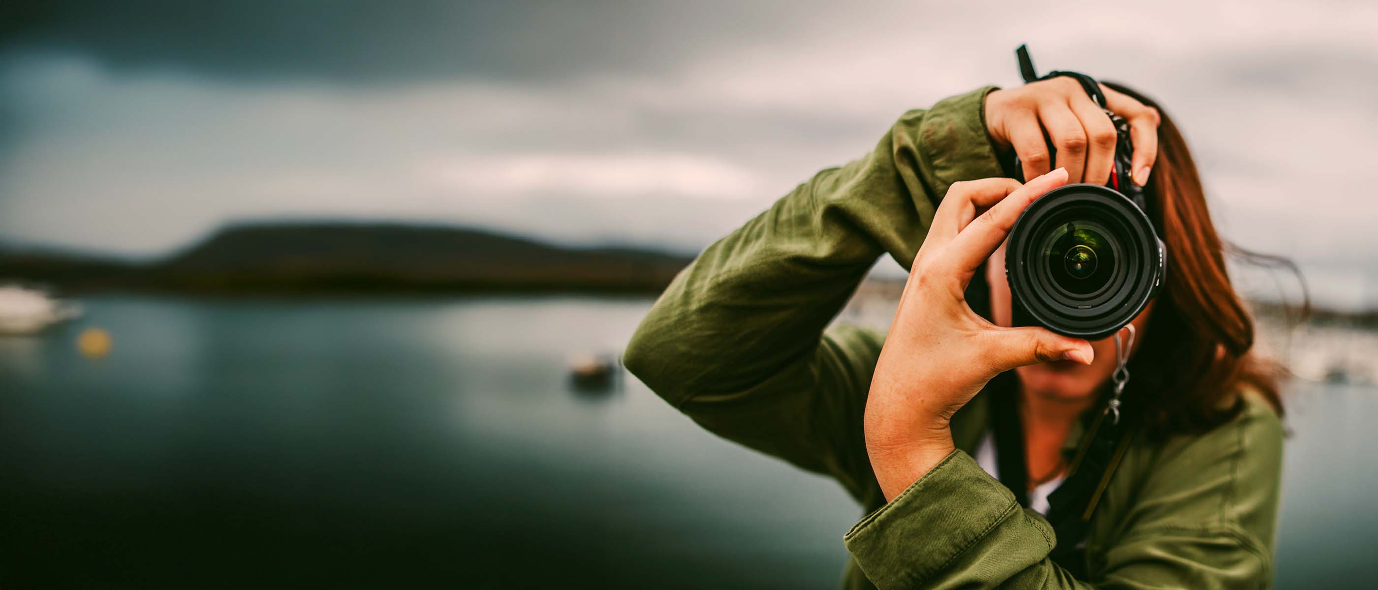 Boligfotograf tager billeder af ejendom til boligsalg