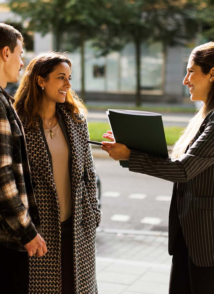 Ejendomsmægler viser bolig til købere