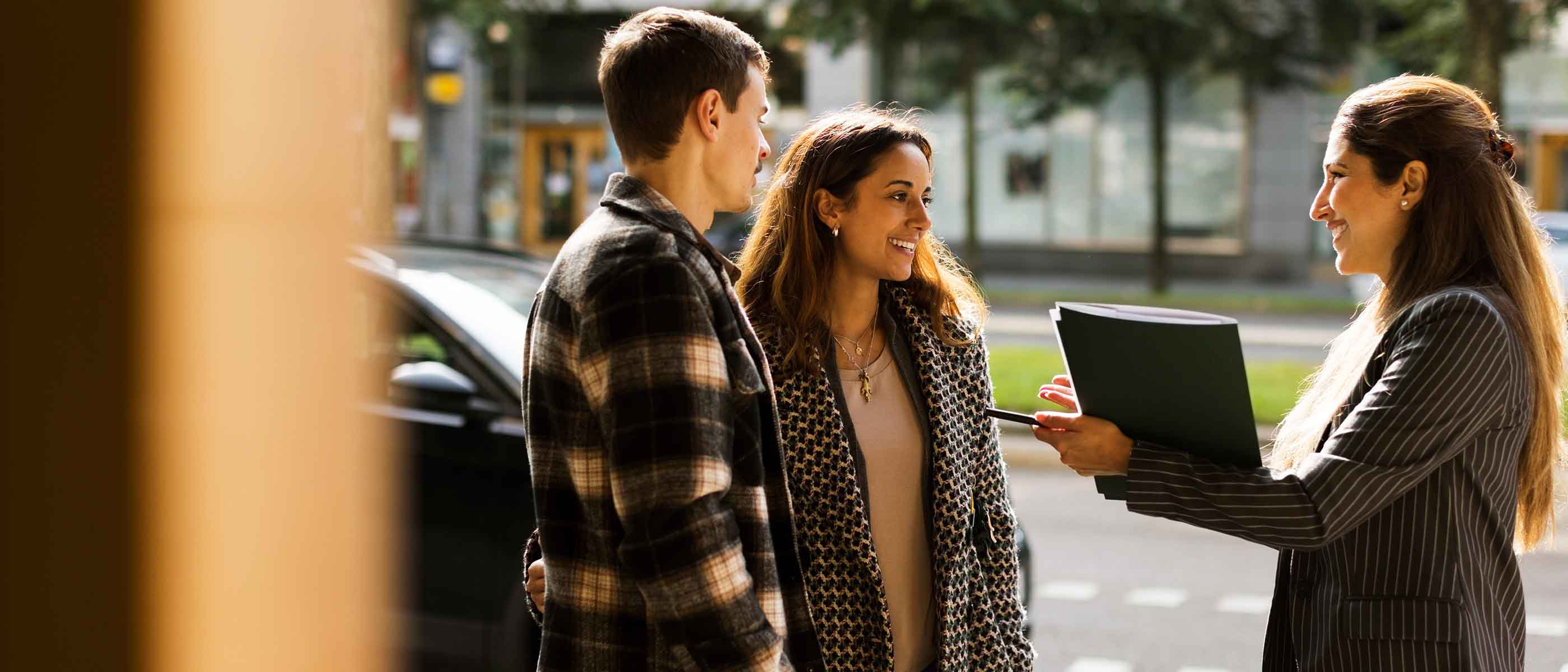 Ejendomsmægler viser bolig til købere