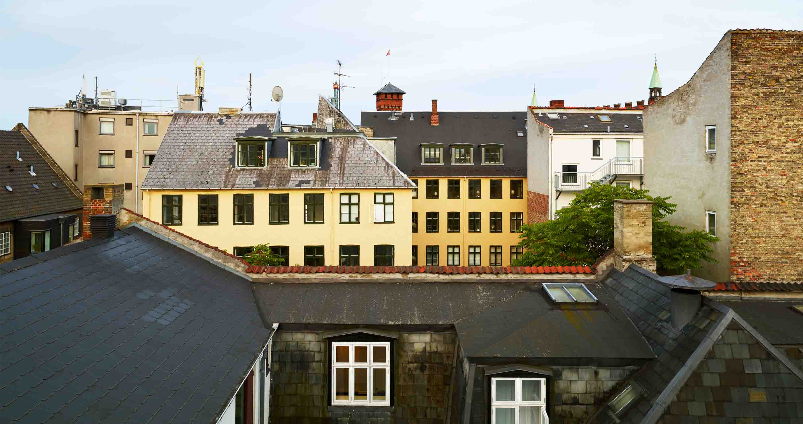 Byboliger og lejligheder i indre by set fra taget