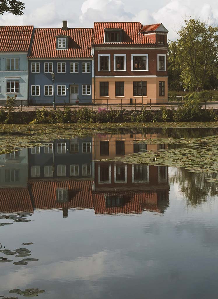 Byboliger ved vand i attraktivt bymiljø