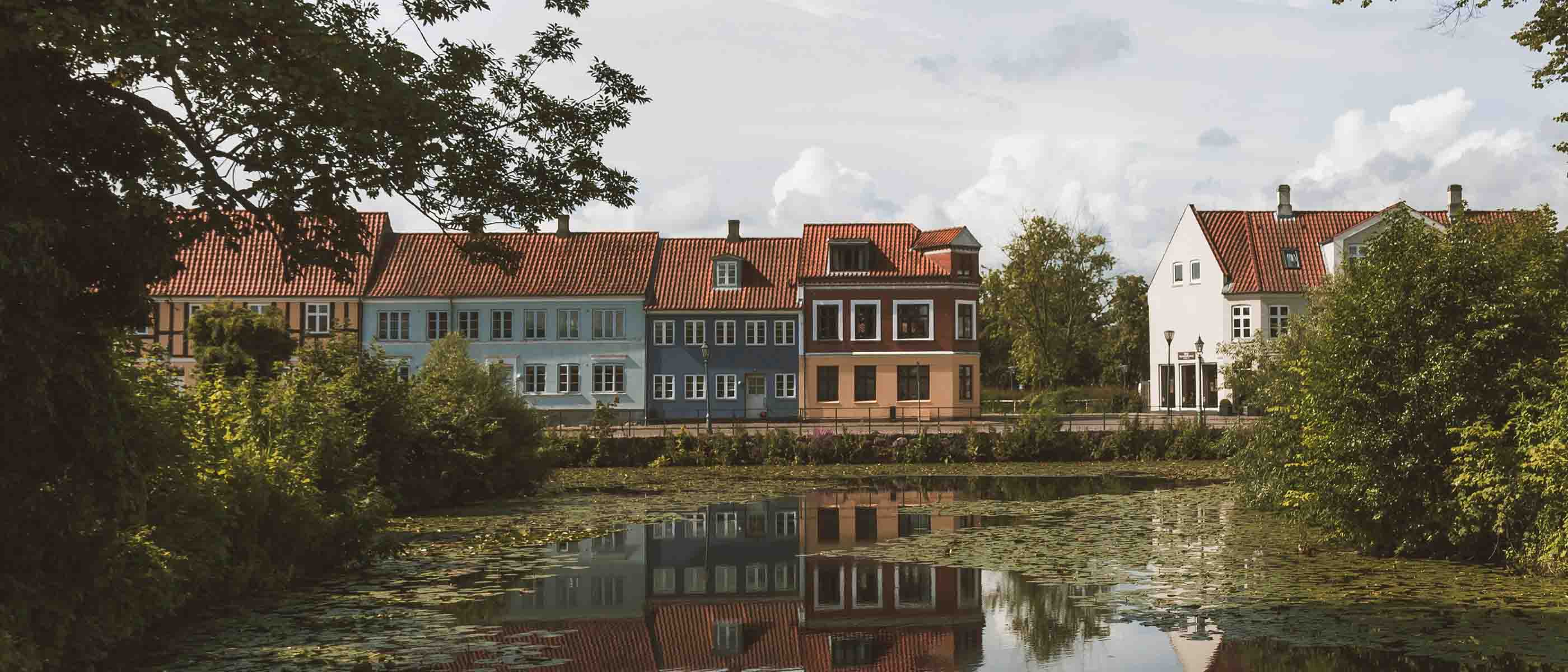 Byboliger ved vand i attraktivt bymiljø