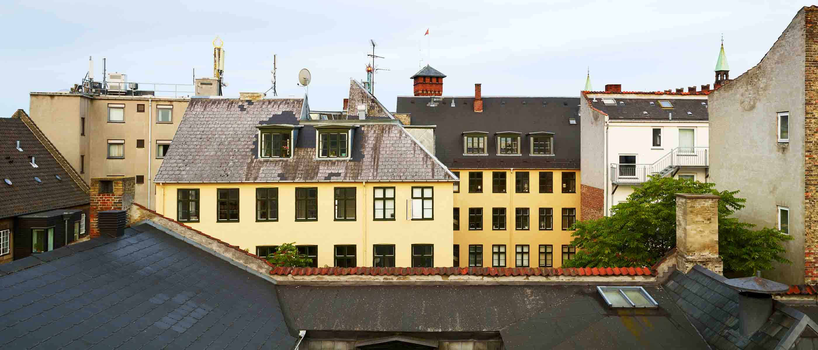 Byejendomme med tagudsigt i tæt bymiljø