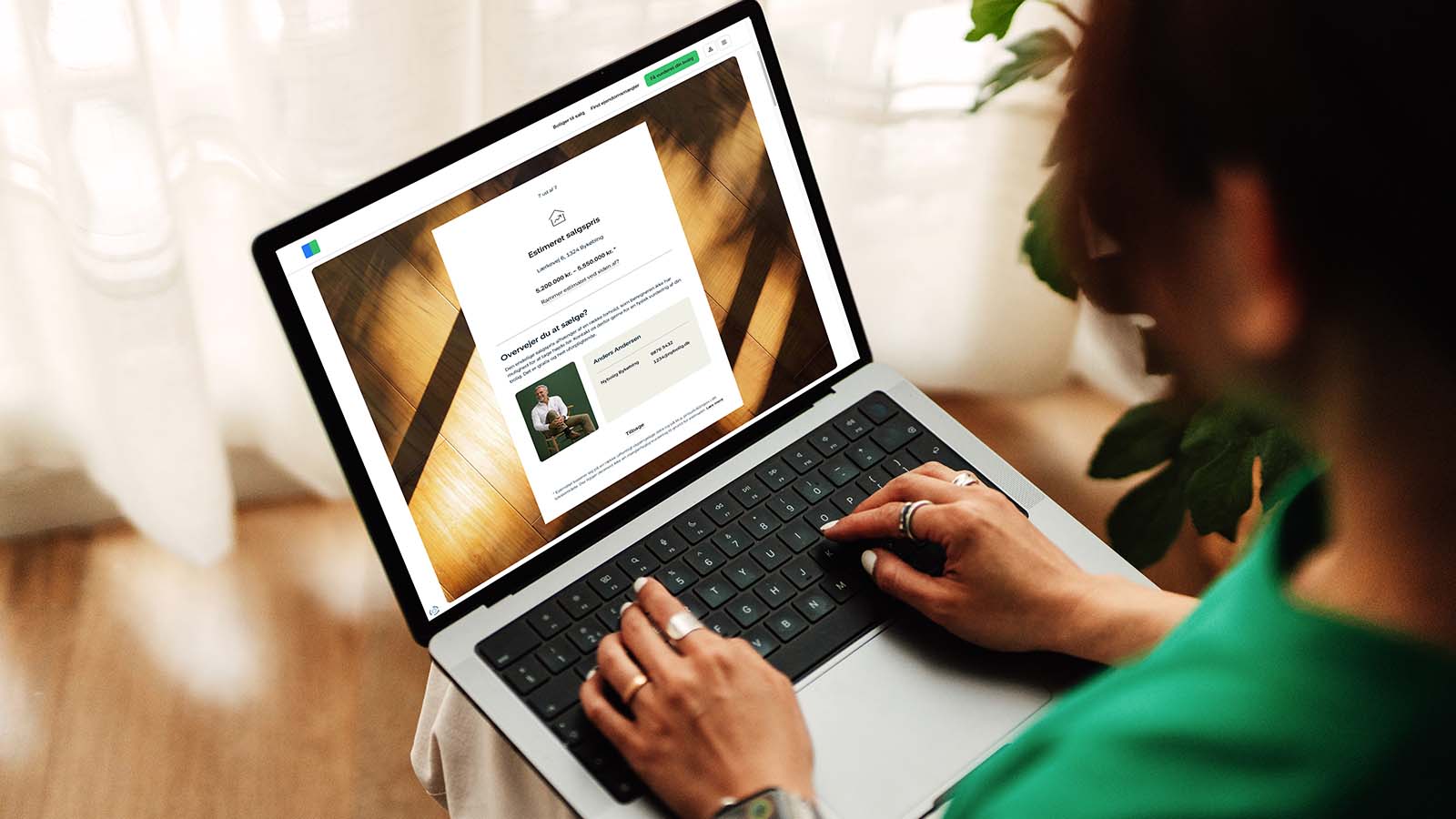 Person bruger en boligprisberegner på laptop for at se estimeret salgspris på bolig baseret på aktuelle markedsdata