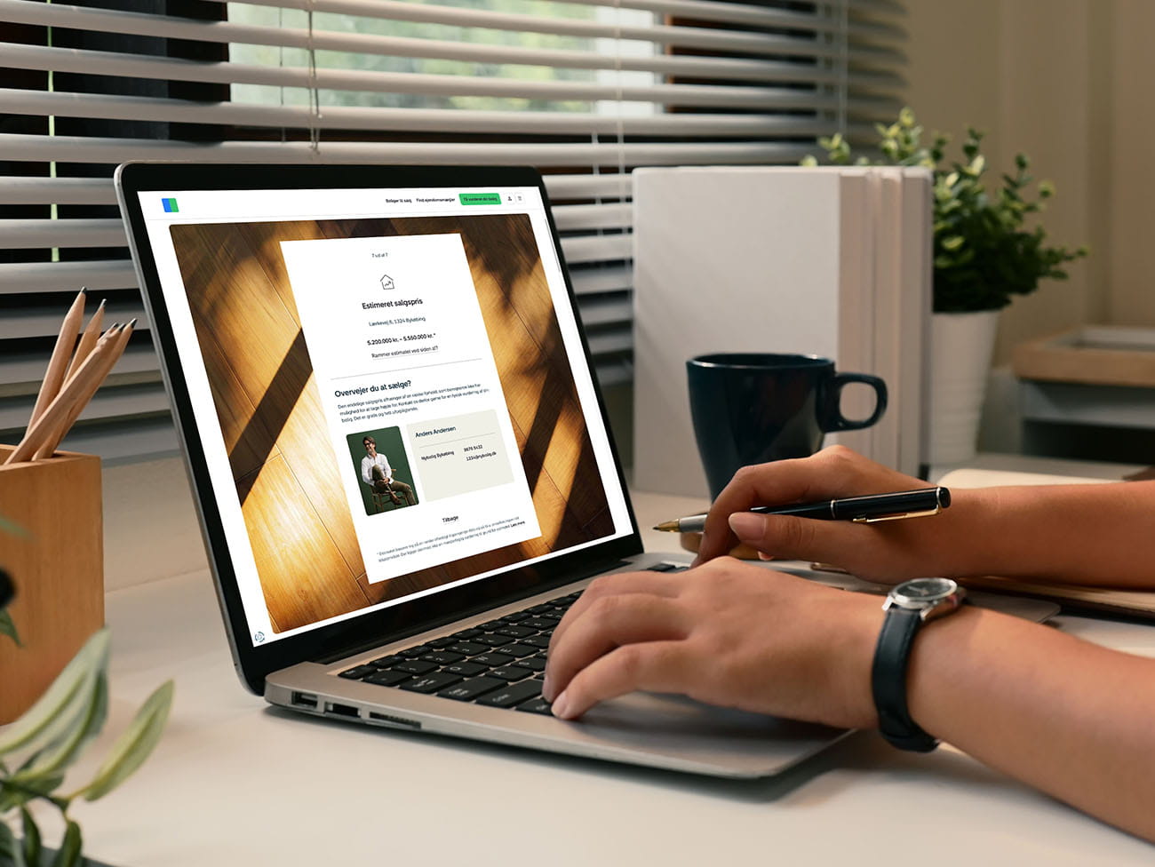 Person bruger en boligprisberegner på computer for at få et estimat af boligens værdi