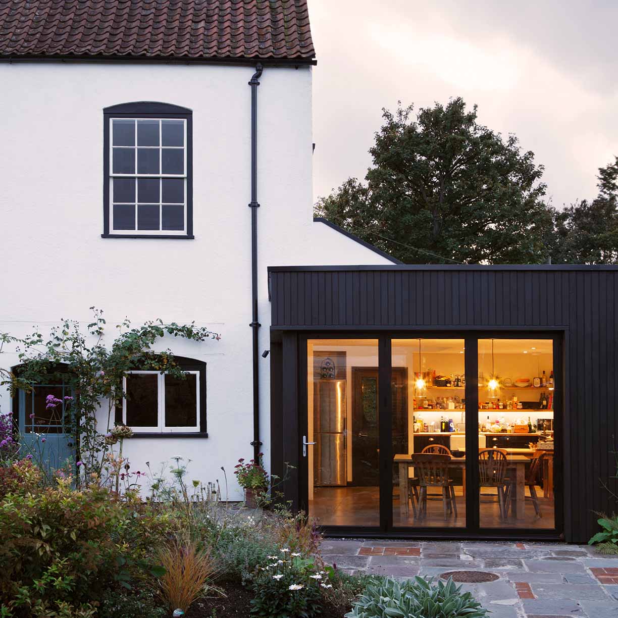 Villa med moderne tilbygning og energirenoveret køkken set udefra