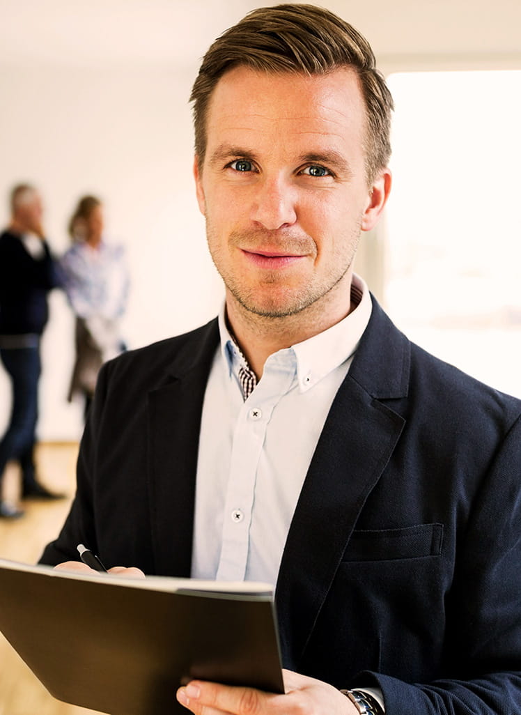 Ejendomsmægler vurderer ejerbolig indendørs