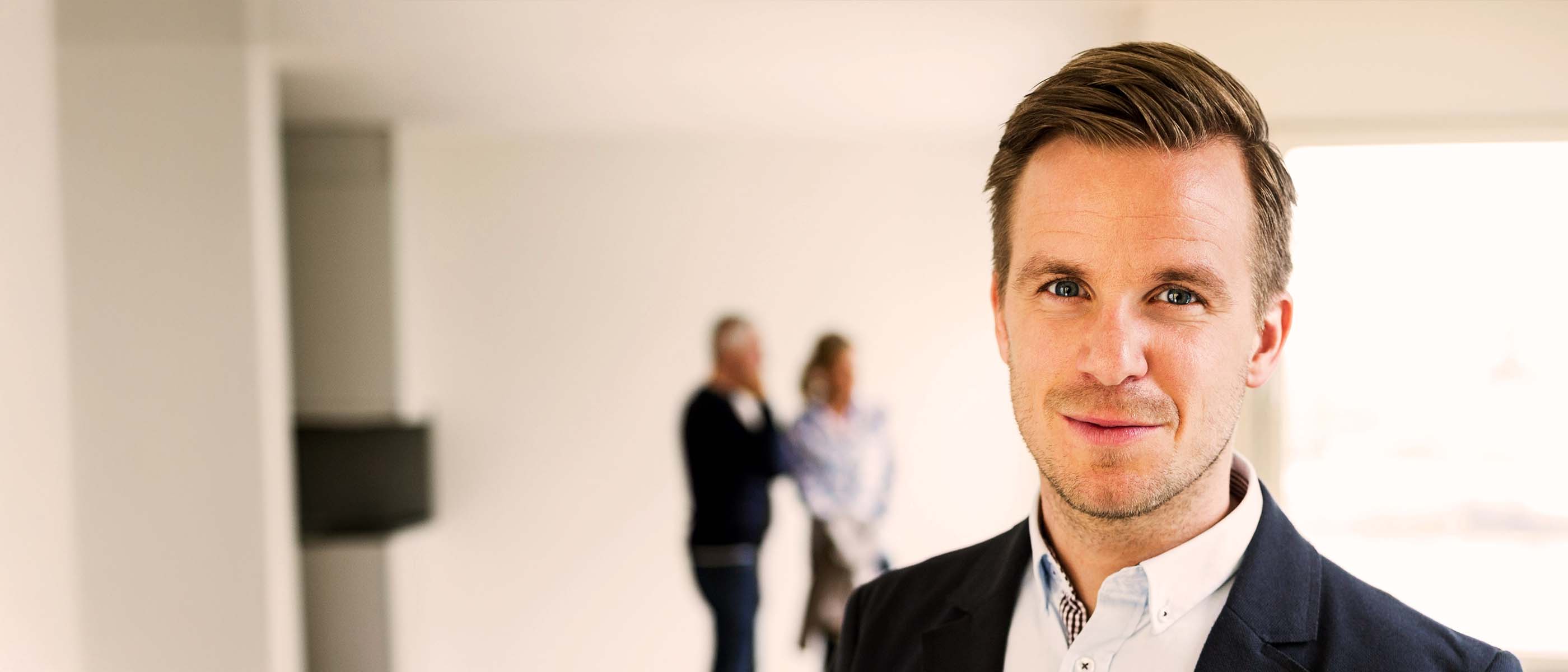 Ejendomsmægler vurderer ejerbolig indendørs