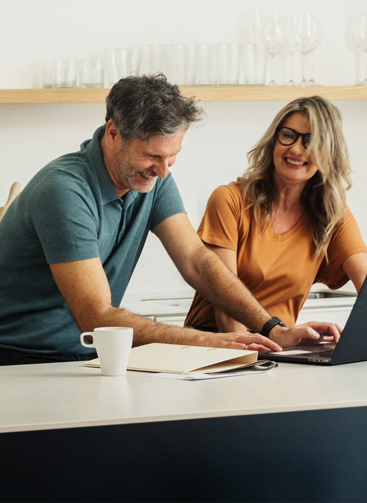 Par i køkken alrum i ejerbolig med moderne indretning