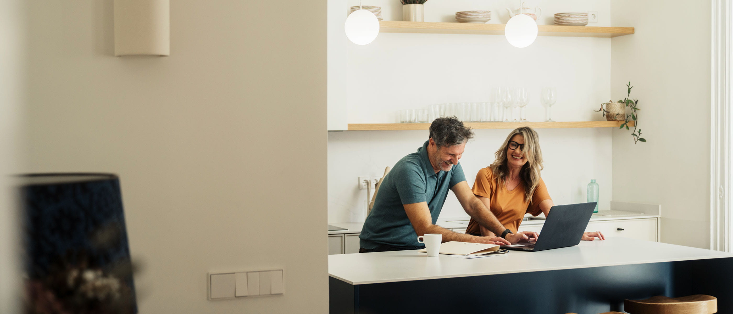 Par i køkken alrum i ejerbolig med moderne indretning