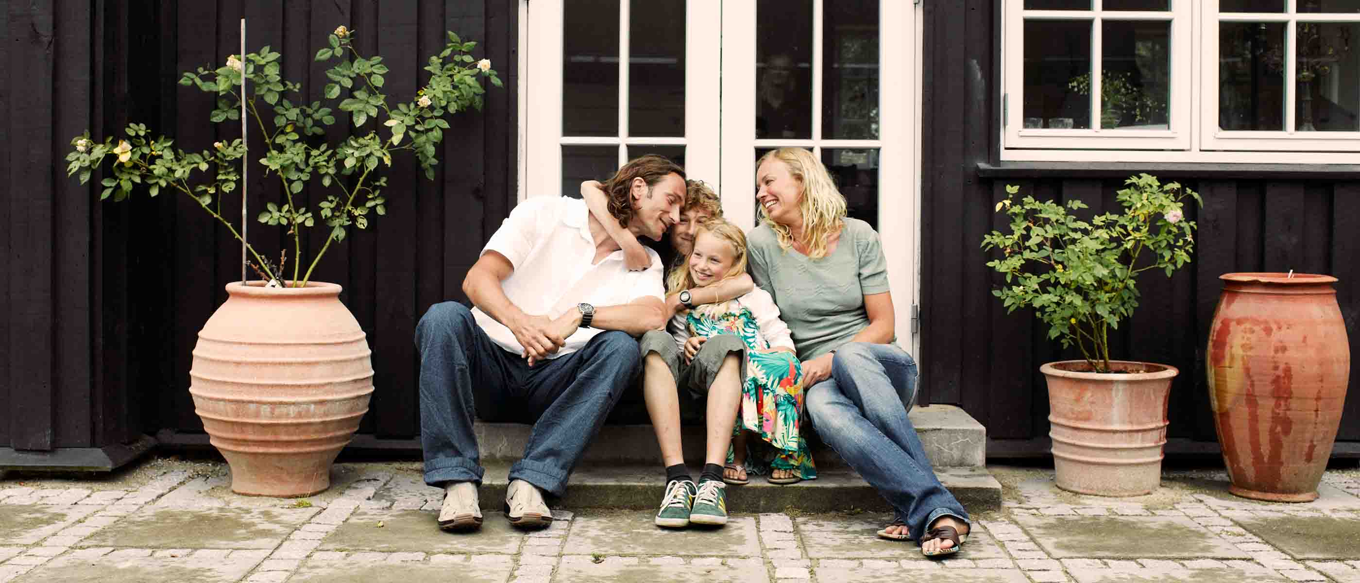 Familie foran villa ved indgang