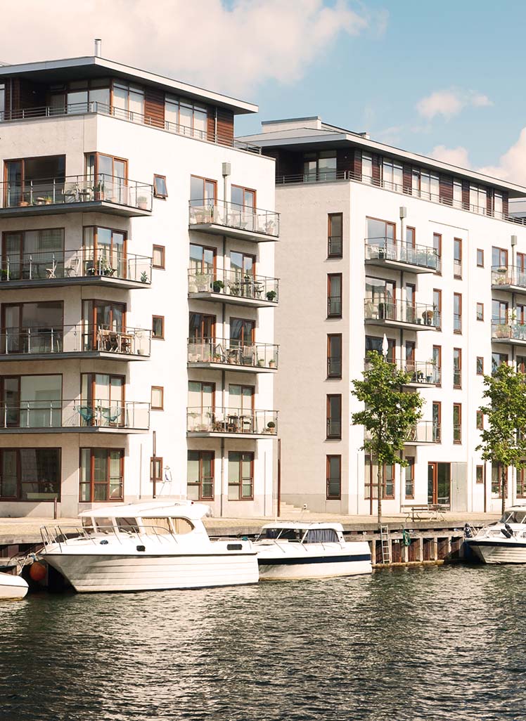 Moderne lejligheder ved vand i bymiljø