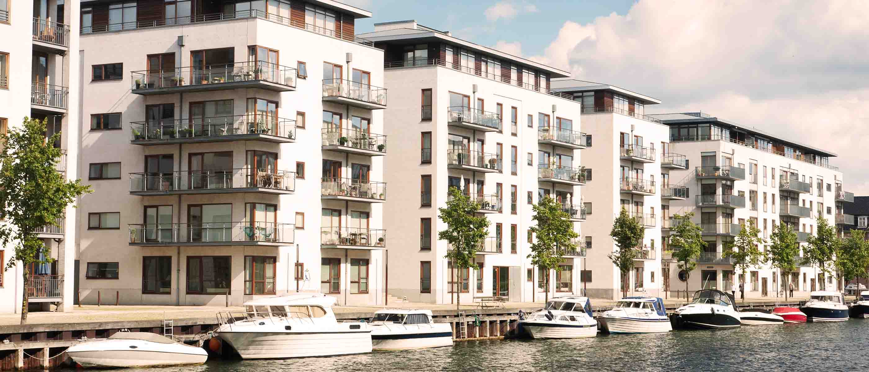 Moderne lejligheder ved vand i bymiljø