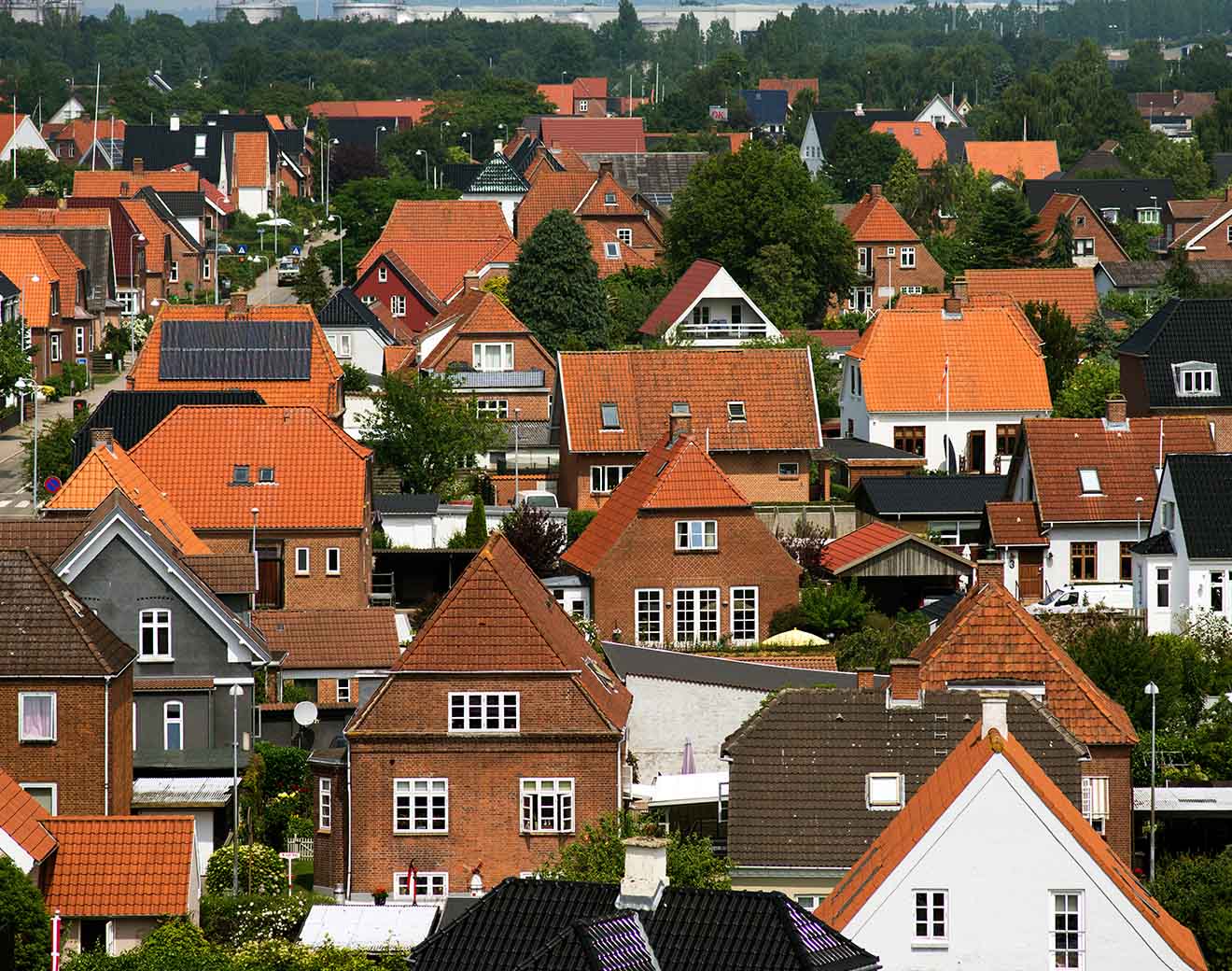 Parcelhuskvarter i dansk provinsby med røde tegltage og grønne haver