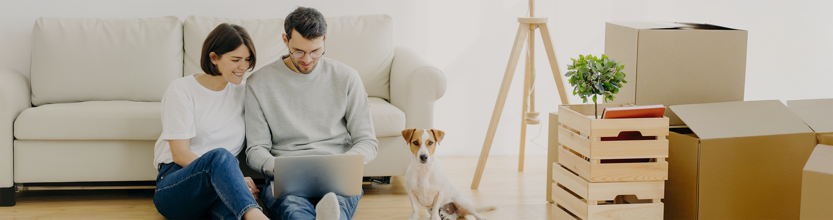 Billede af par med hund som bruger boligprisberegner