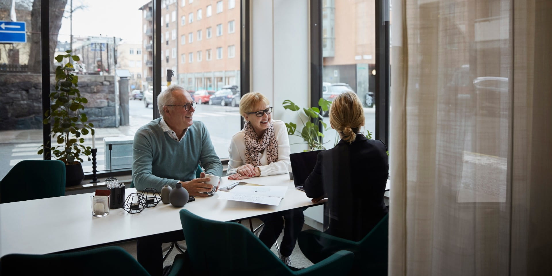 Ældre par hos rådgiver