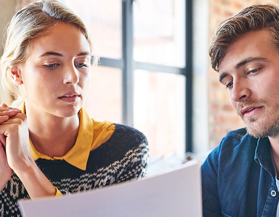 Ungt par kigger på budget